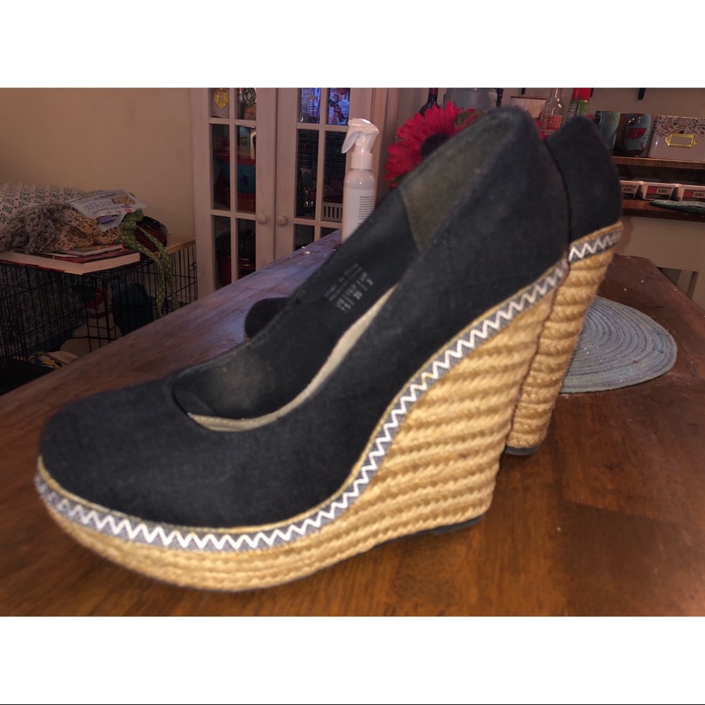 Black wedges